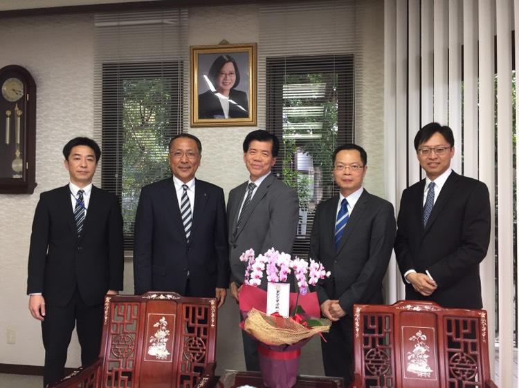 鹿兒島縣出水市長椎木伸一(左二)