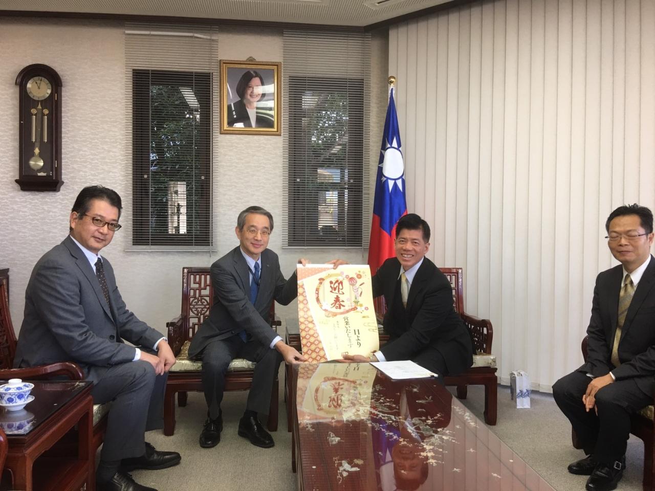 11月29日，福岡商工會議所產業振興部西岡潤史部長、夏井圭介先生拜會陳總領事。