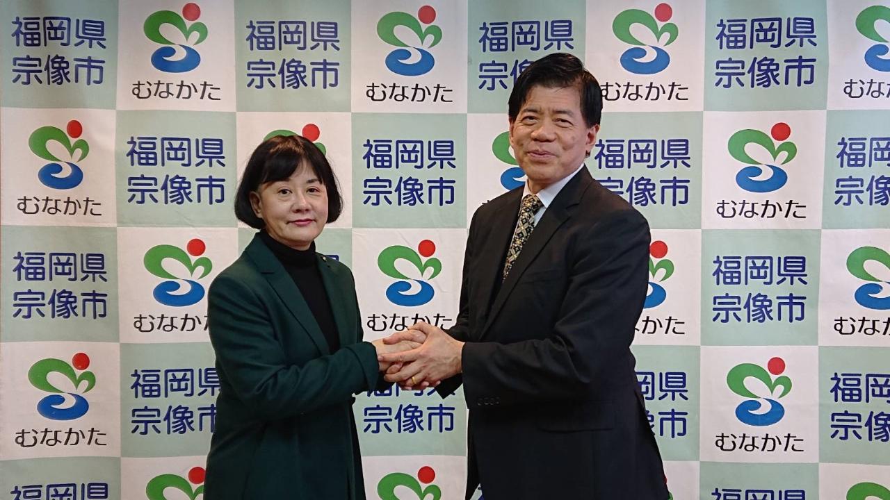 宗像市長伊豆美沙子(左)