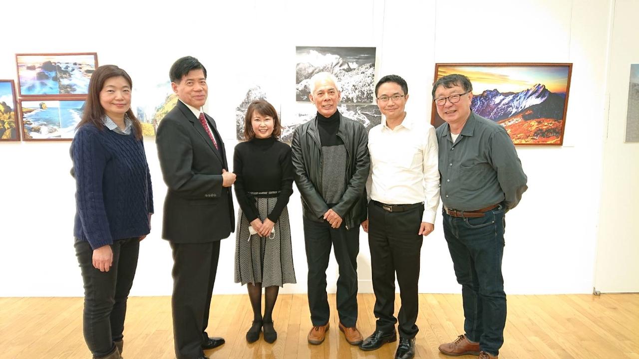「台日三人寫真作品展」王清課(右三)、溫志維(右二)、張文燦(右一)