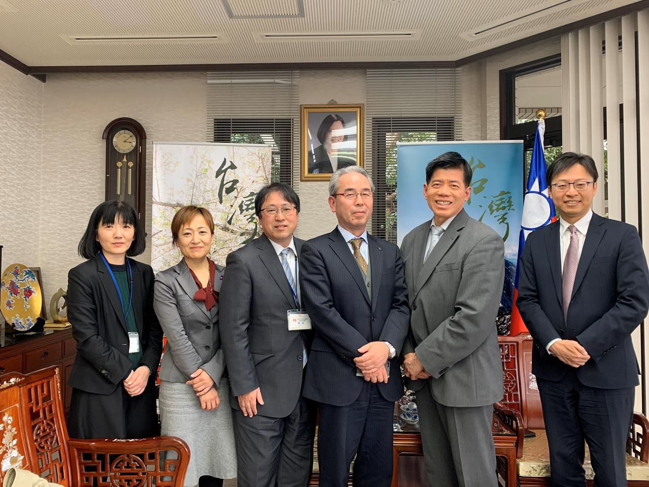 2月7日，熊本縣立熊本高等學校越猪浩樹校長(右三)、熊本縣知事部局櫟本審議員、熊本縣教育廳高校教育課前田審議員、藤本指導主事等一行四人拜會陳總領事。