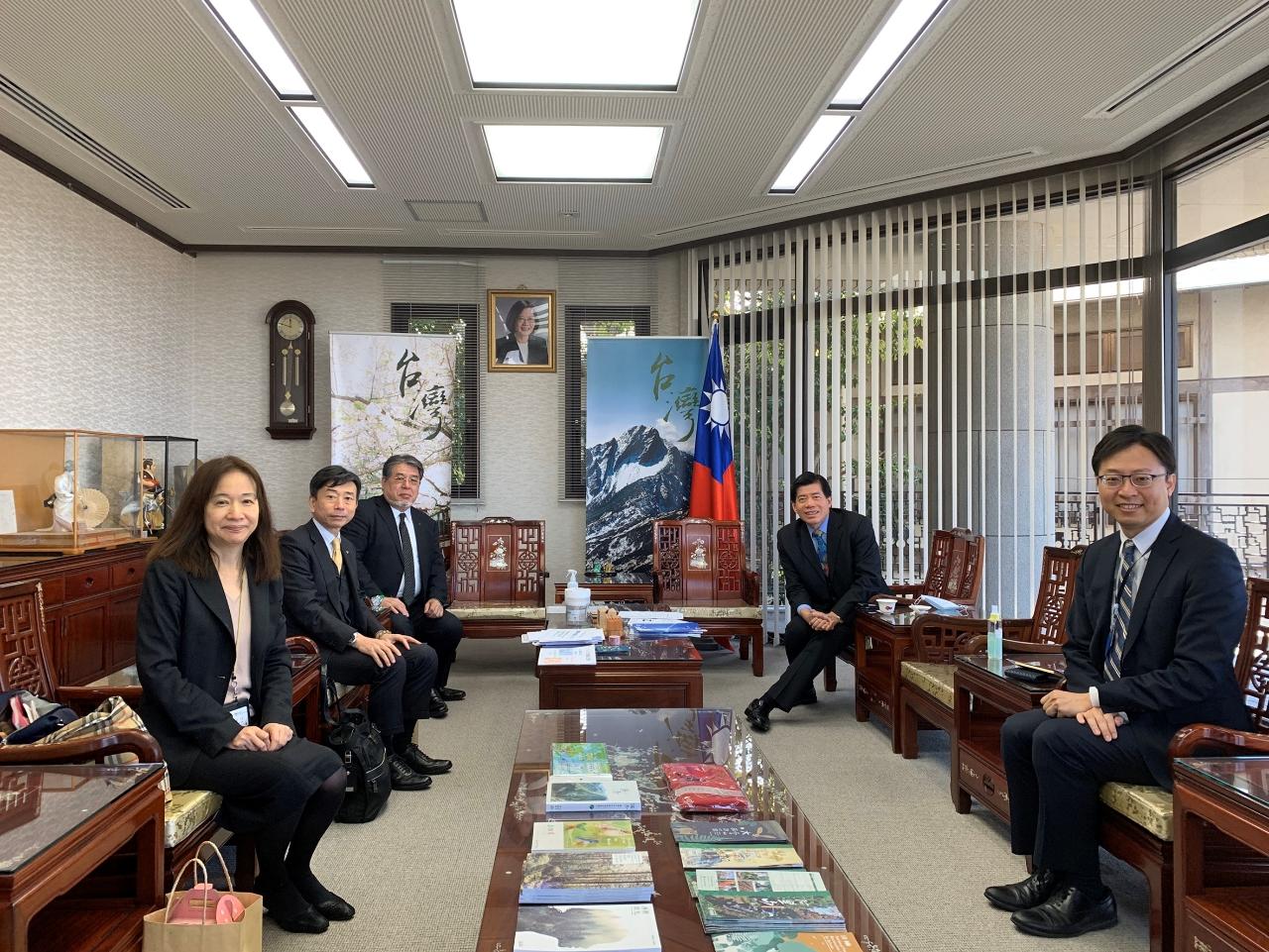 九州日台經濟文化交流院副院長鈴木重幸(左三)、九電工營業本部部長宮本俊明(左二)、九電旅行高野禮子女士(左一)
