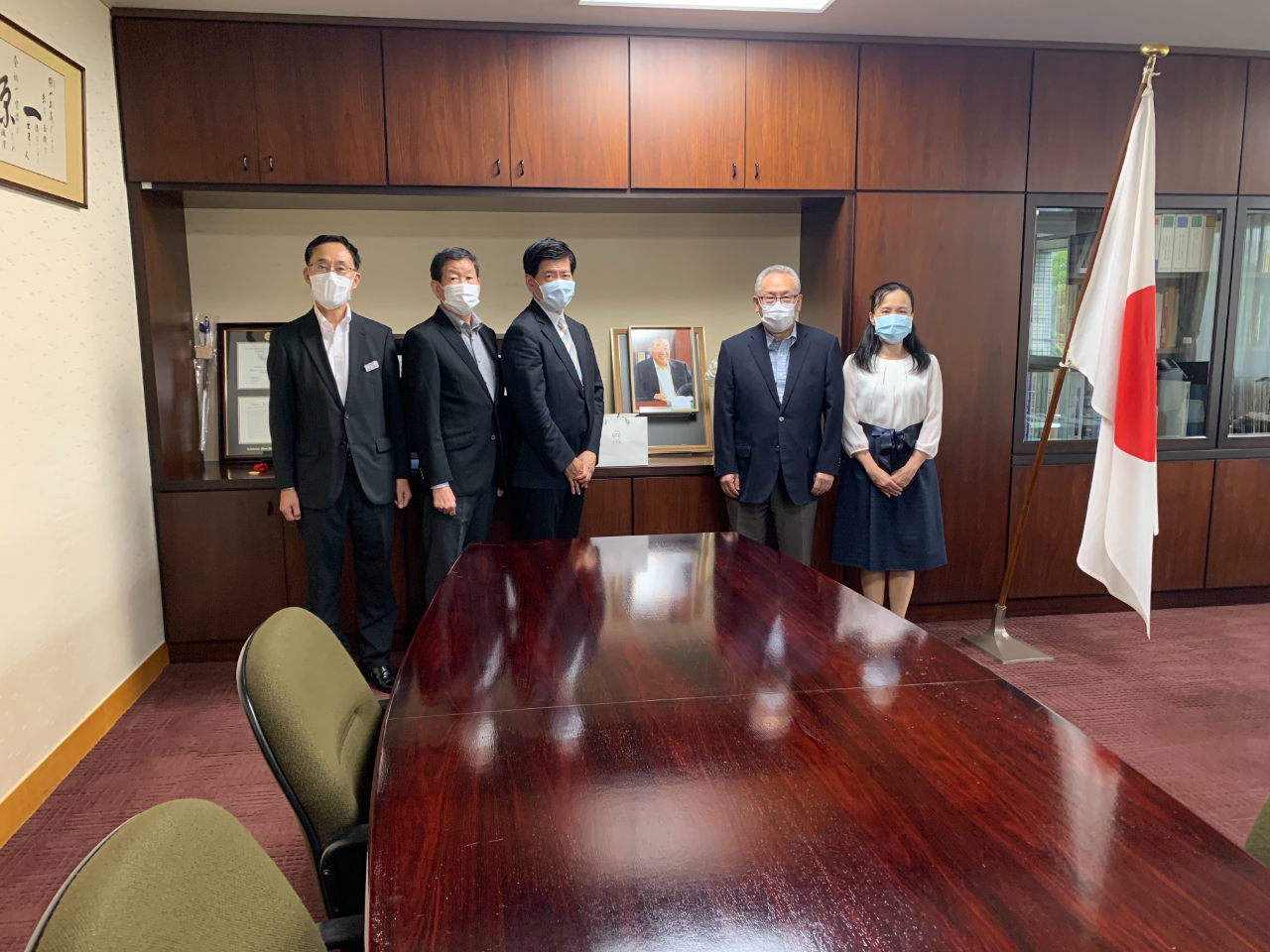 8月24日，陳總領事夫婦拜會福岡工業大學大谷忠彦理事長（右2）。