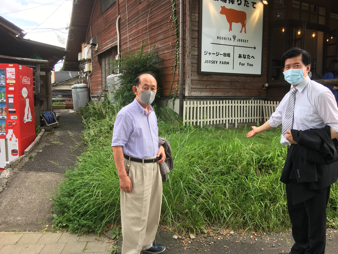 9月5日，陳總領事拜會熊本縣小國町日台親善協會河津會長(左)，並勘查李前總統紀念碑之預定地。