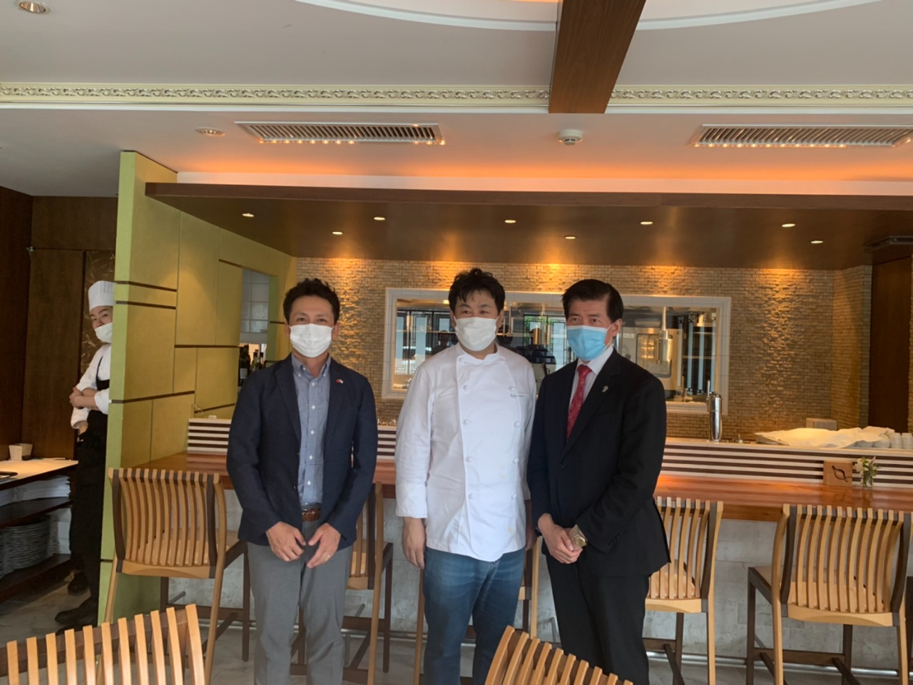 株式會社AIS青砥俊弥代表取締役(左)、小西晃治代表取締役總料理長(中)