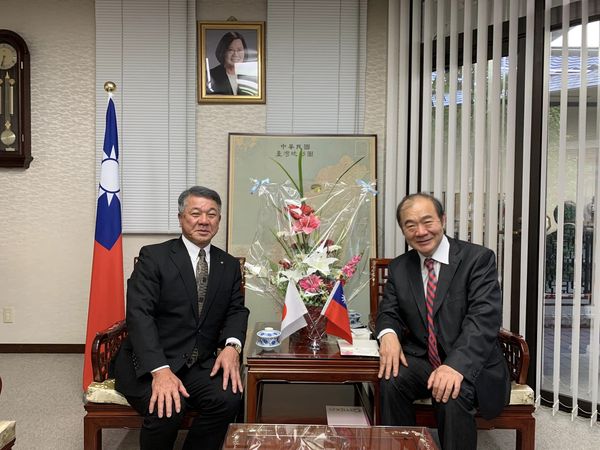 陳銘俊總領事7月10日與大和村長伊集院幼等會晤，並就學生交流交換意見。