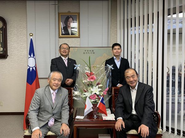 陳銘俊處長7月25日與福岡城西扶輪社會長高杉義明及幹事吉次正利會晤。