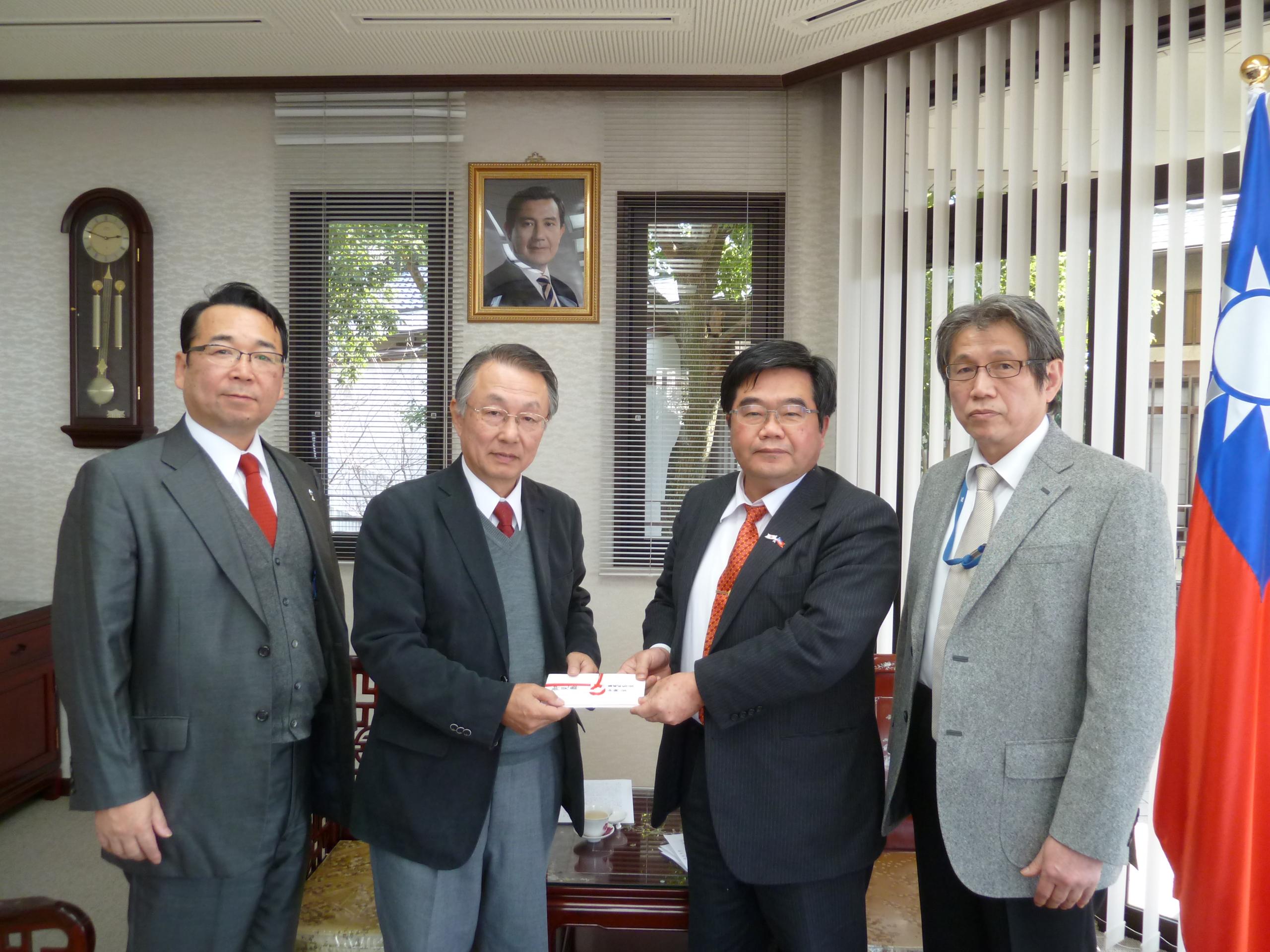 2/24済々黌福岡同窓会甲斐和郎、加藤秀憲、中村成典等一行が台湾南部大震災の義援金を提供