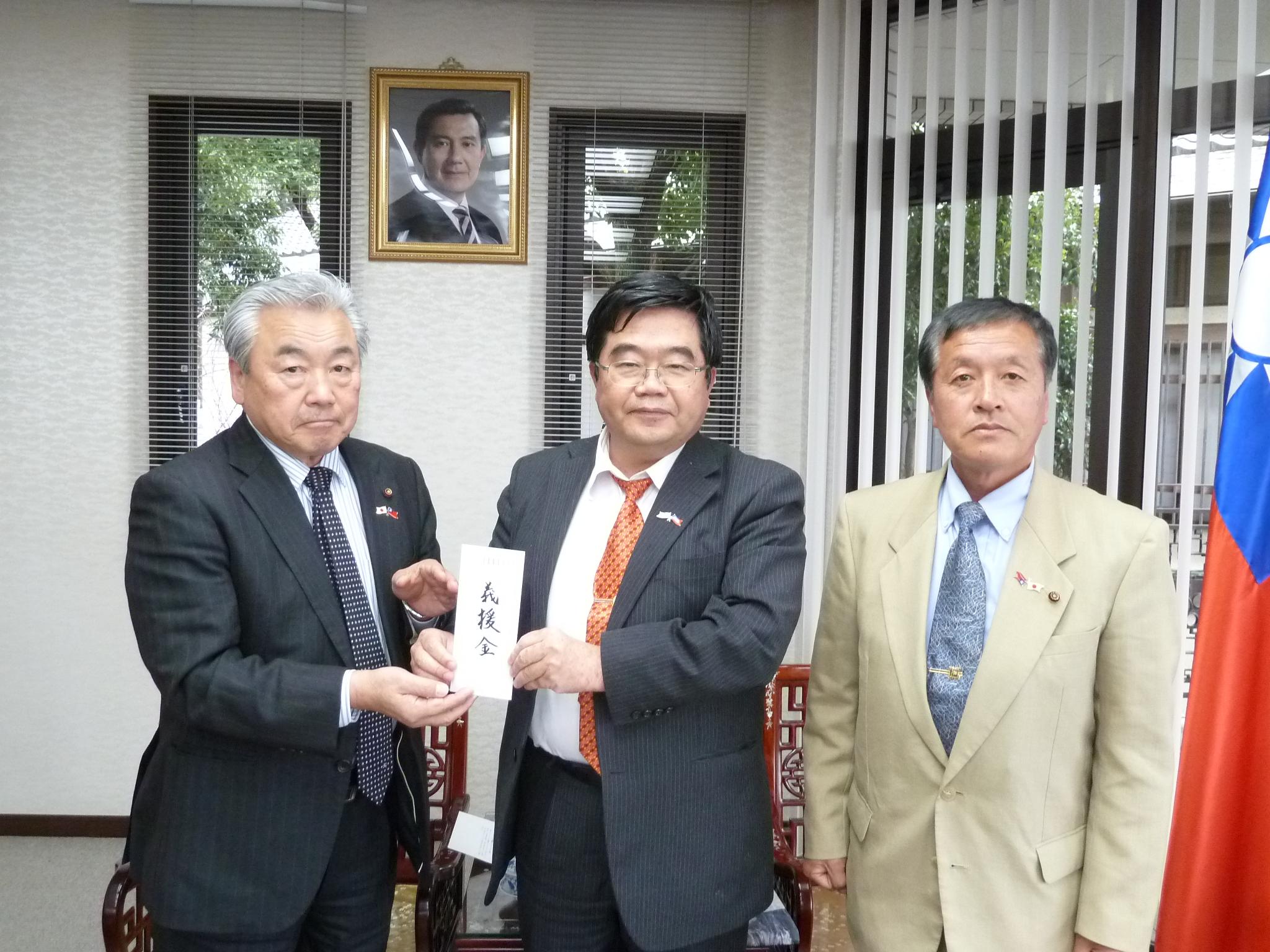 2/25熊本県菊池市日台友好議員連盟大賀慶一会長が台湾南部大震災の義援金を提供
