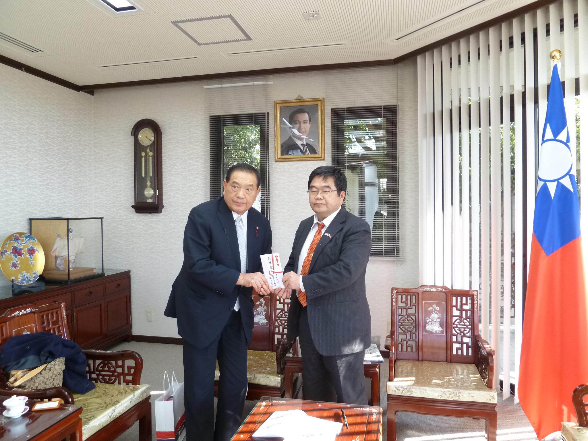 2/25熊本市議会満永寿博議長が台湾南部大震災の義援金を提供