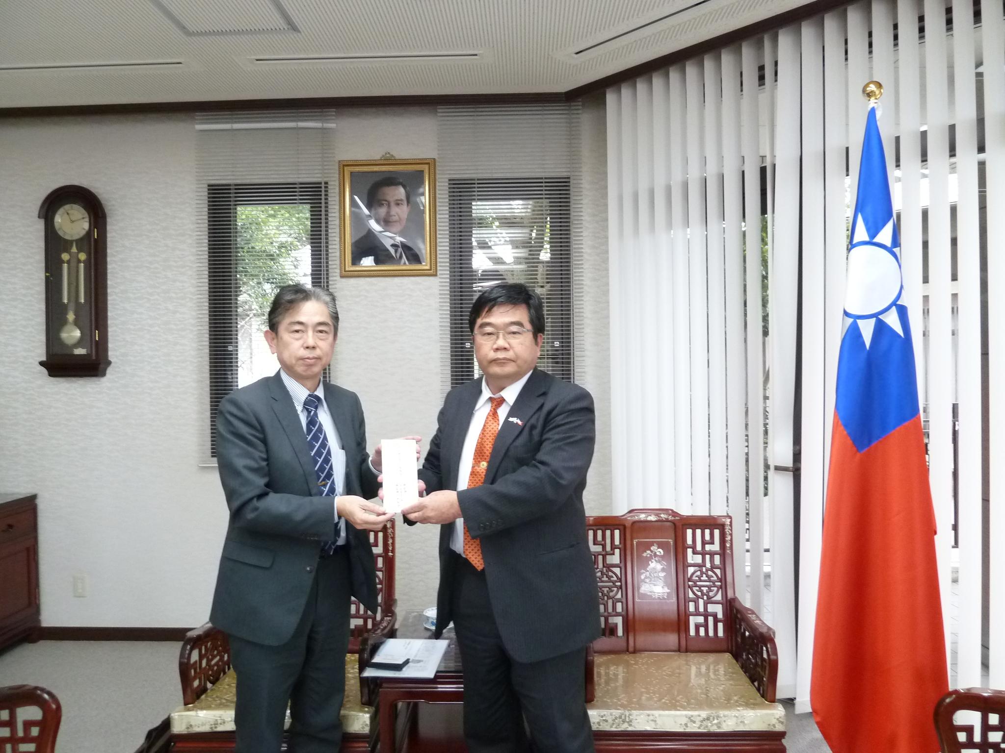 3/1株式会社正興電機製作所德島主計総務部長が台湾南部大震災賑災金を提供した。