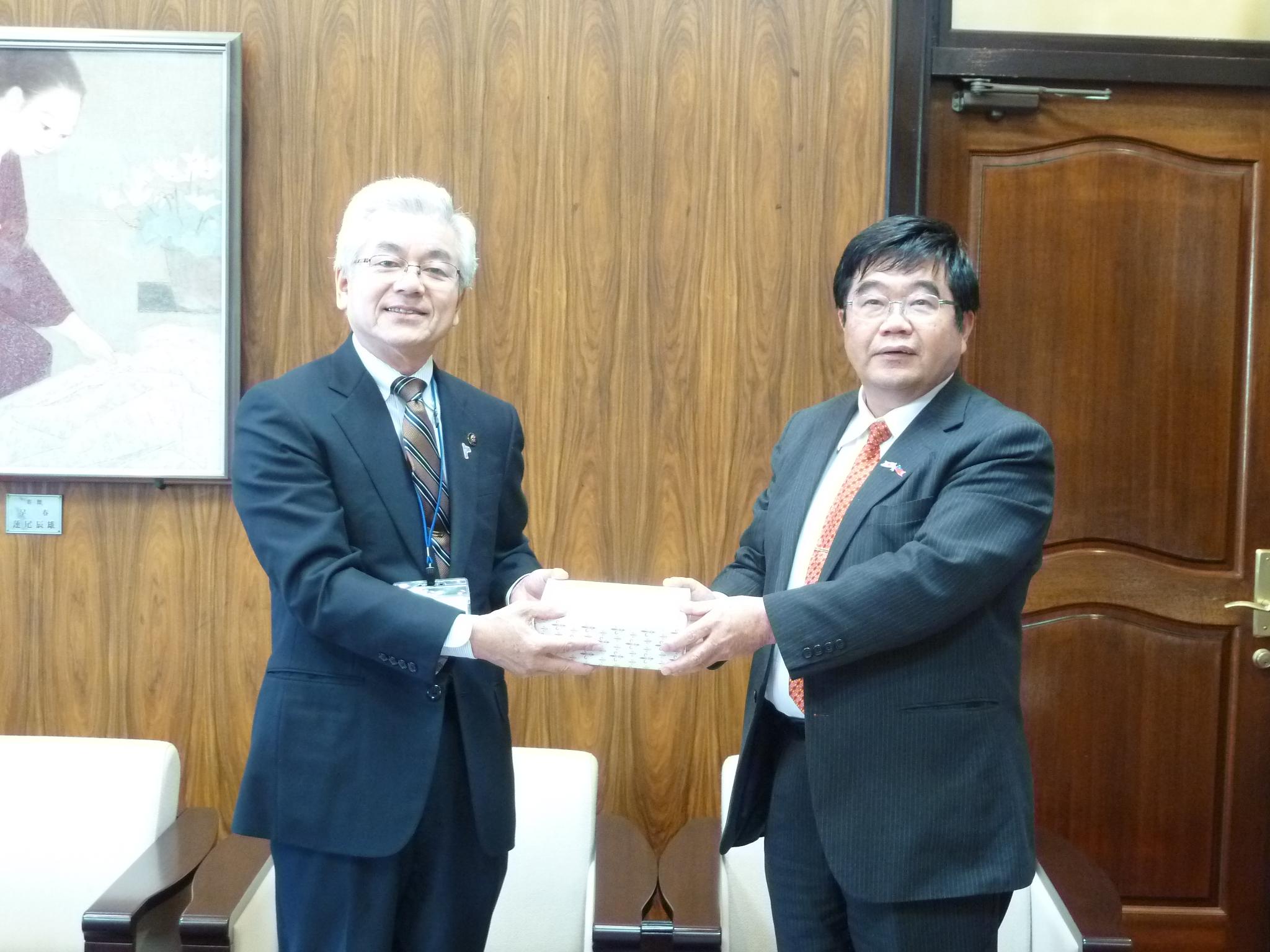 3/3戎総領事が福岡県大牟田市中尾昌弘市長を訪問