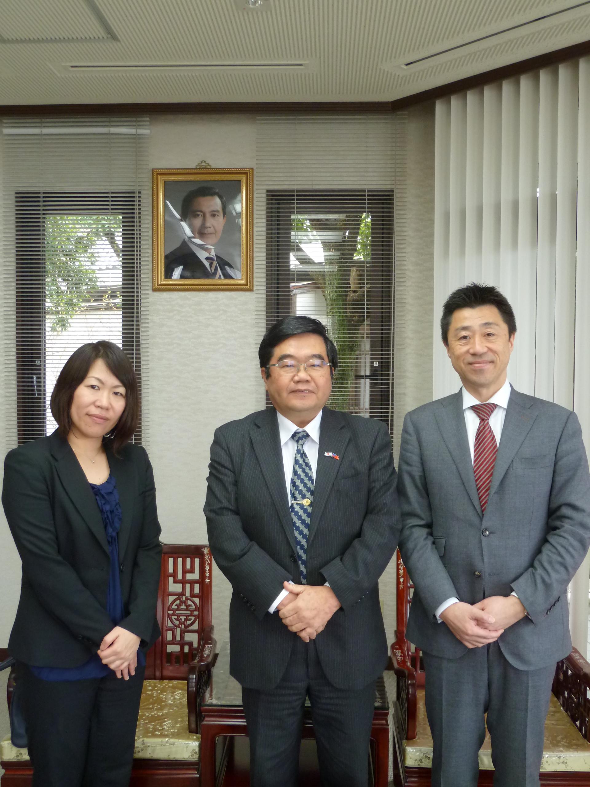 3/14アジア太平洋こども会議事務局中西賢太派遣育成室副実行委員長、船津丸香代プログラムコーディネーターが戎総領事を訪問した。