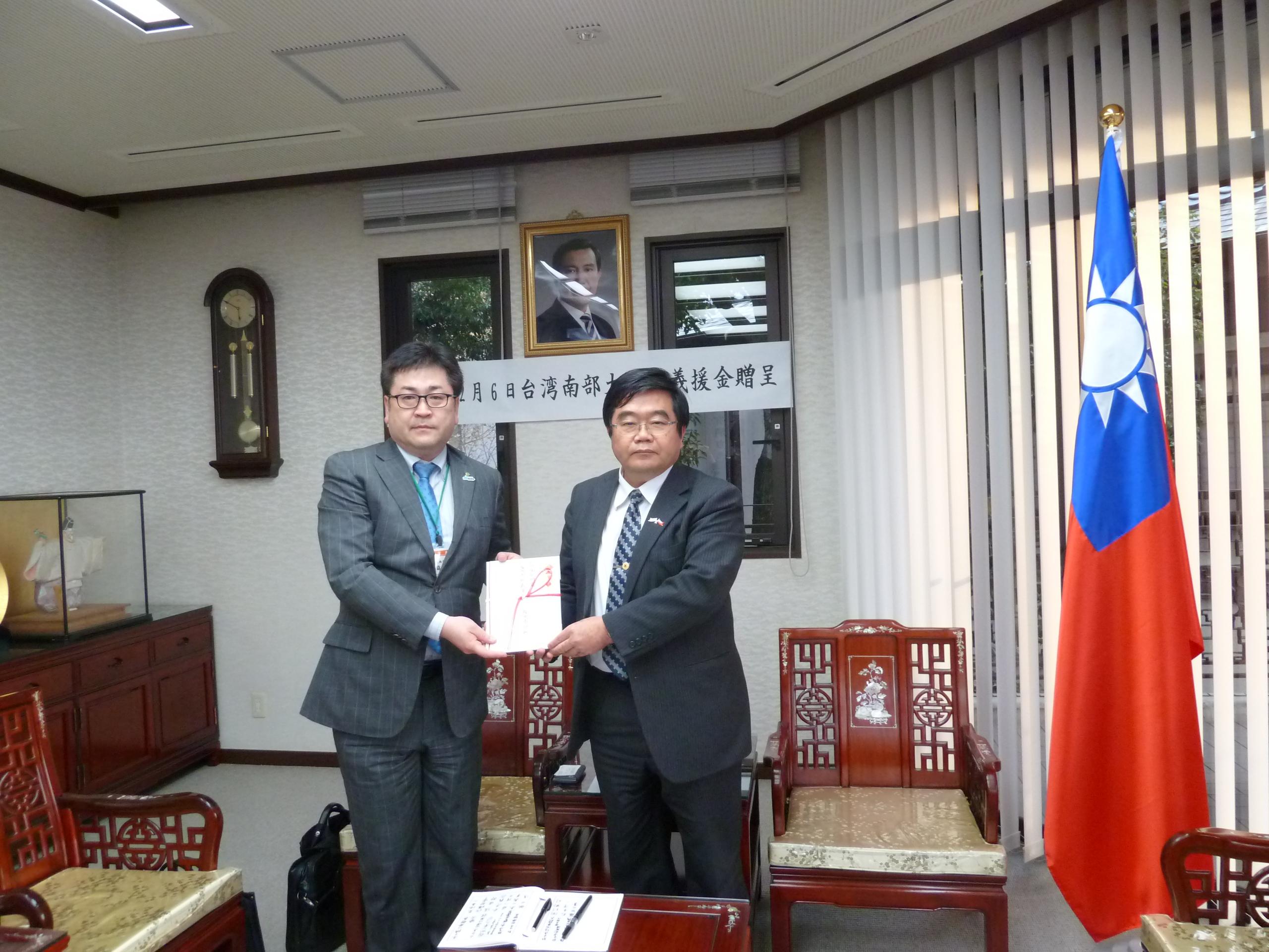 3/17福岡県福岡市市民局防災危機管理部藤田三貴部長が台湾南部大震災義援金を提供した。