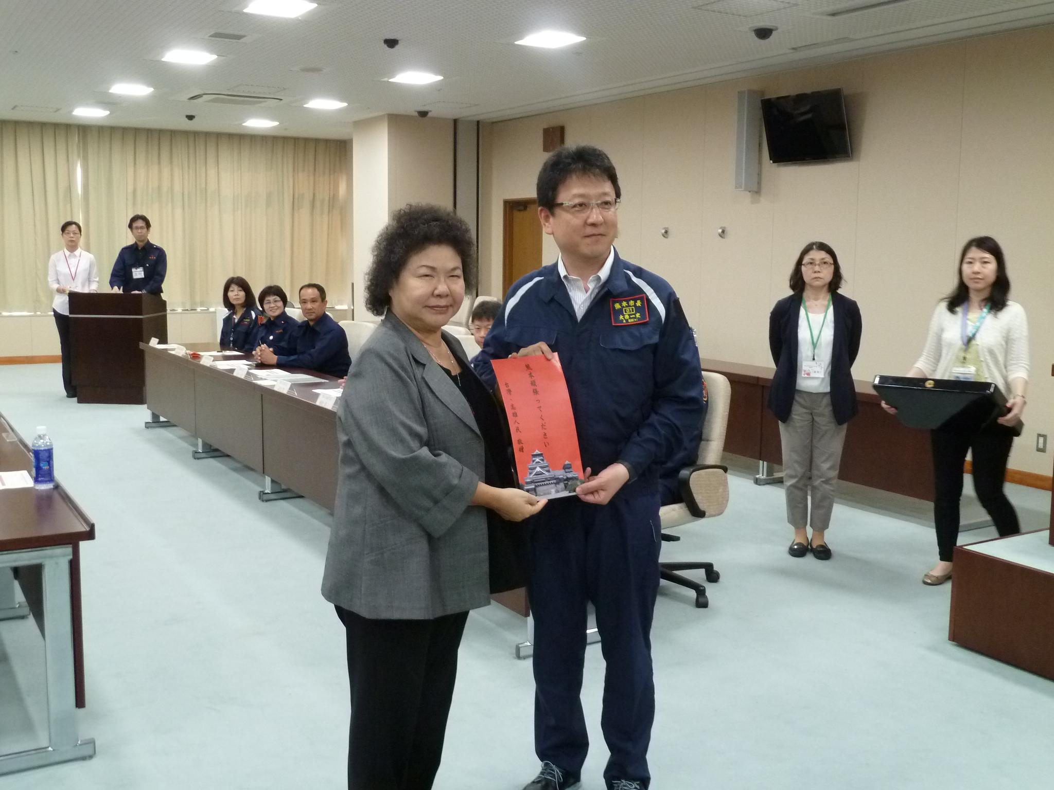 高雄陳菊市長（左）熊本市大西一史市長（右）