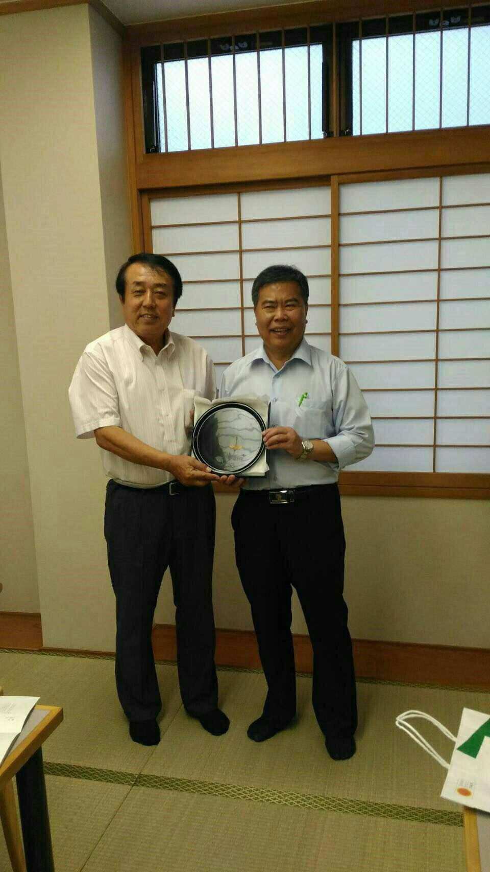 宮崎県議会議長星原透（左）と台中市議会議員何敏誠（右）