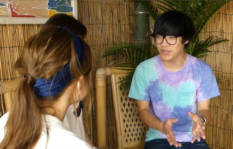 質問者の目を真っ直ぐに見て