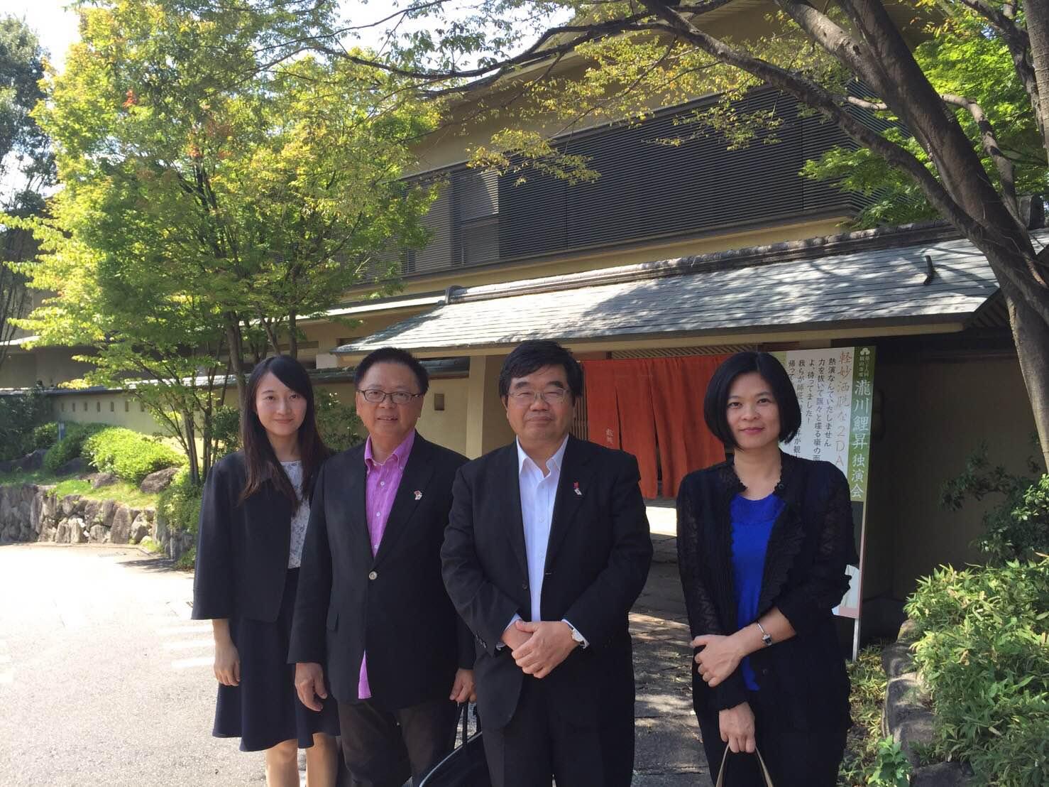 8月31日、台湾三三企業交流会副秘書長、日台商務交流協進会秘書長黃章富計3名が戎総領事を表敬訪問した。観山荘にて歓迎昼食会を行った。