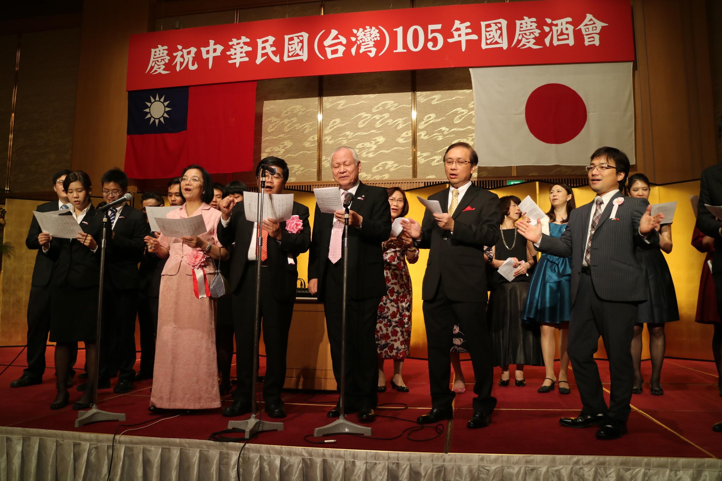 職員全員及び留学生たちの合唱