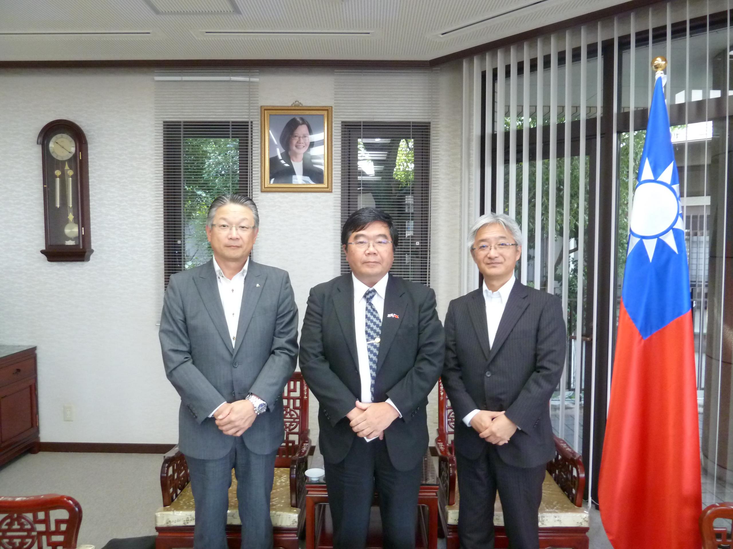 10月17日、宮崎銀行国際部上田部長（右）、福岡支店西川支店長（左）等一行計2名が戎總領事を表敬訪問