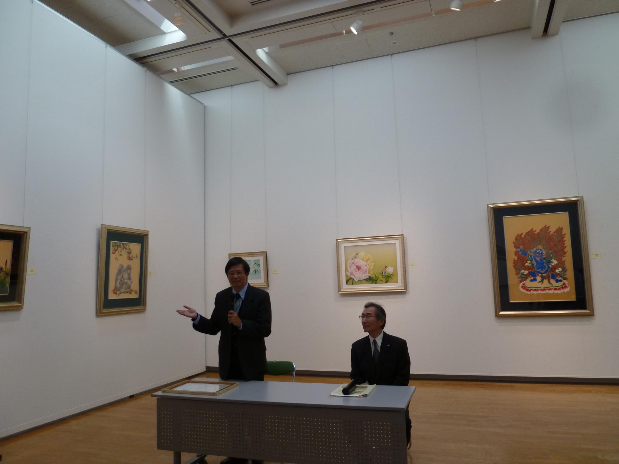 九州台日文化交流会本郷啓成事務局長（右）