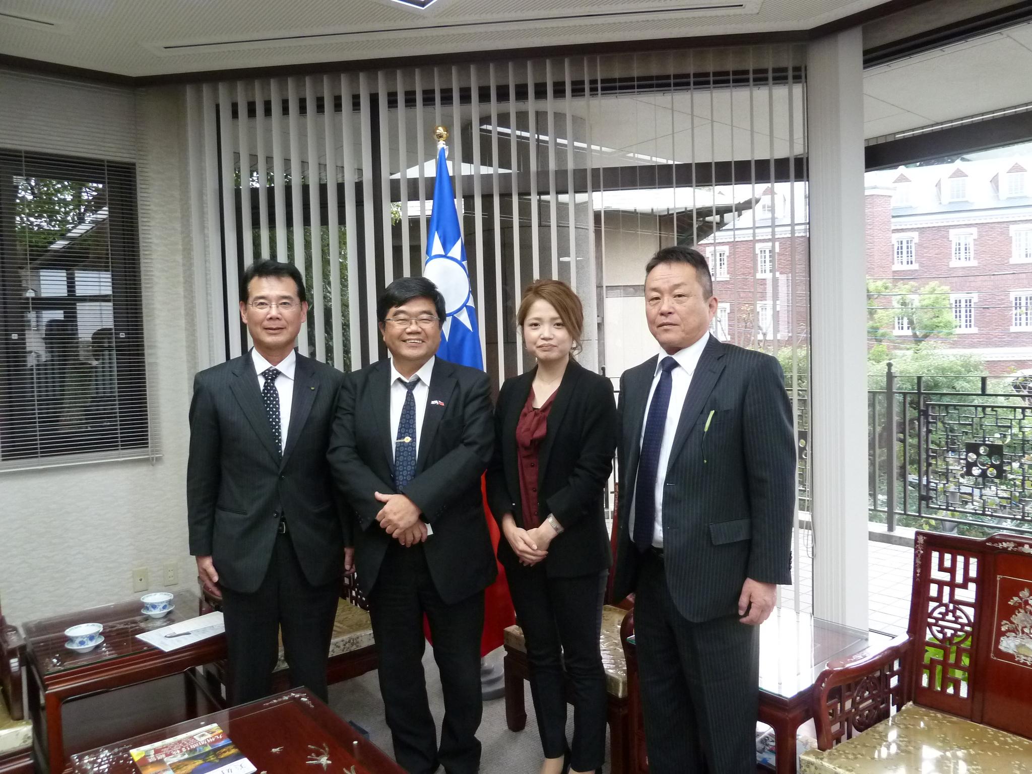 11月28日，宮崎県五ヶ瀬町宮崎信雄副町長、ハイランドスキー場常務取締役米田誠、観光協会事務局長甲斐麻香苗等一行計3名が戎総領事を表敬訪問。