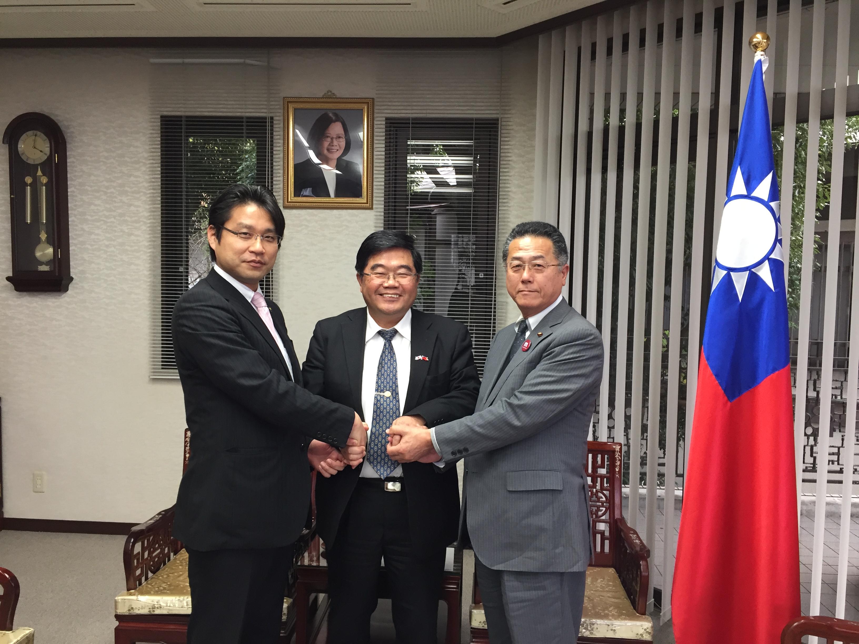 美祢市西岡晃市長（左）、美祢市議会荒山光広議長（右）