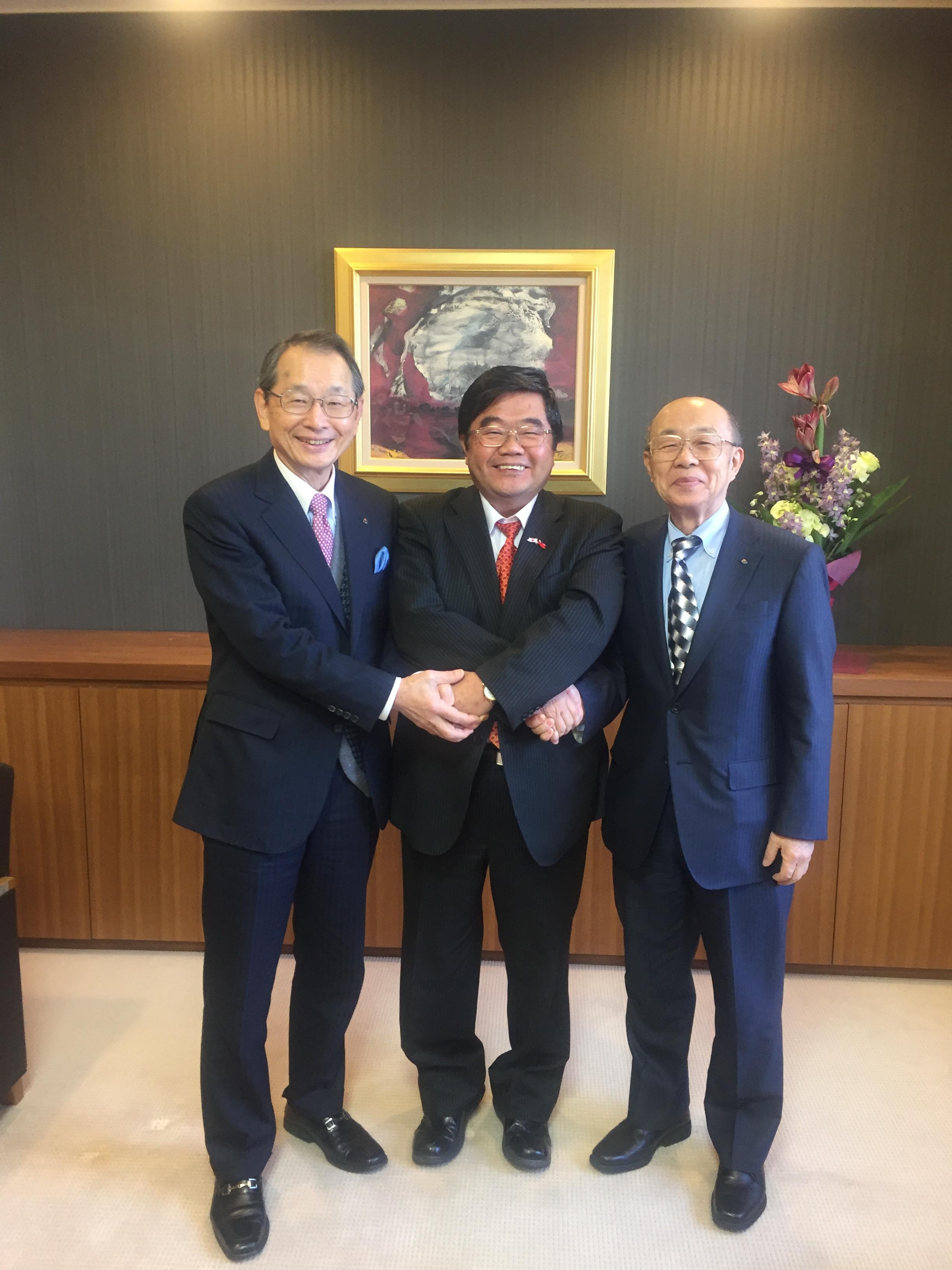 中村学園大学中村量一理事長（左）、甲斐諭学長（右）