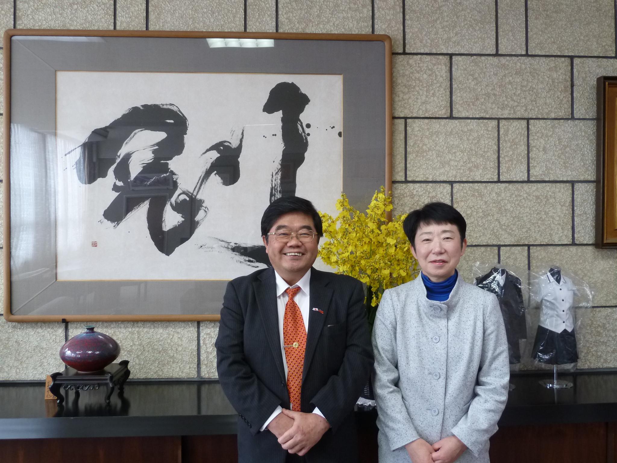 福岡県立筑紫丘高等学校松尾圭子校長(右)