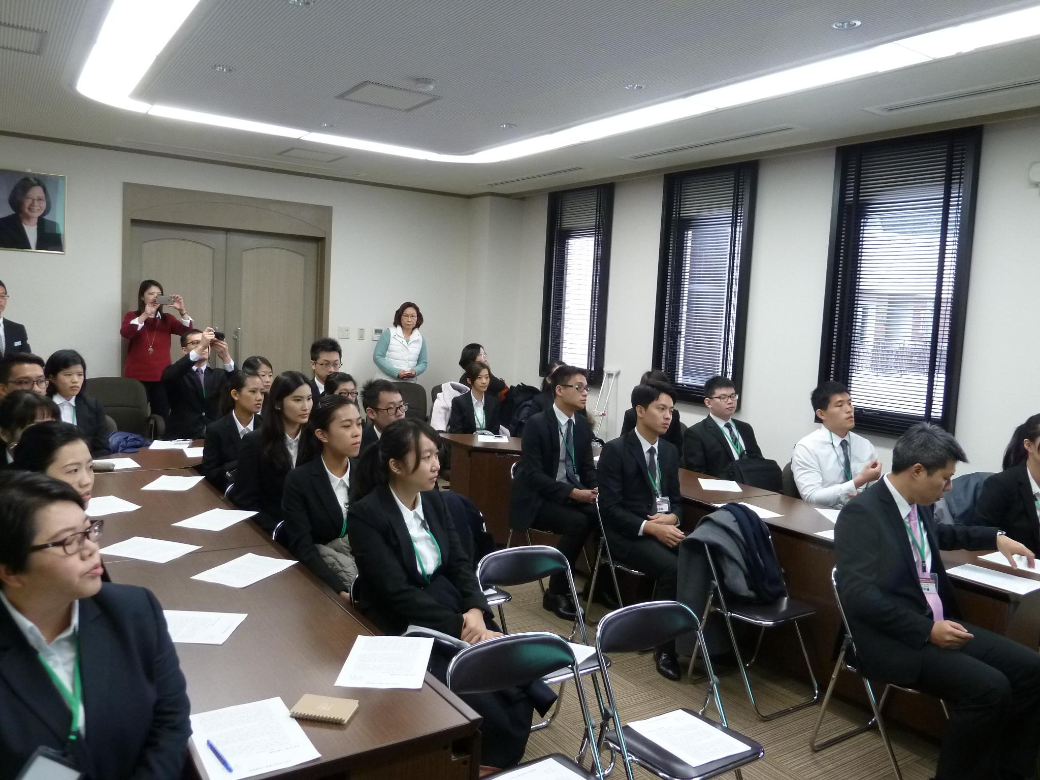 1月23日、台湾貿易センター国際企業人材育成センター（ITI）研修生等一行計28名が当弁事処戎総領事を訪問。当弁事処で戎総領事が「九州と台湾の強固な信頼関係」を題として講演会を行った。
