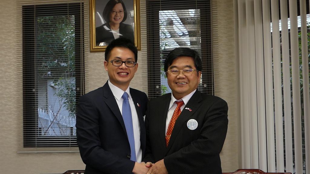 柳川市観光大使郭獻尹氏（左）