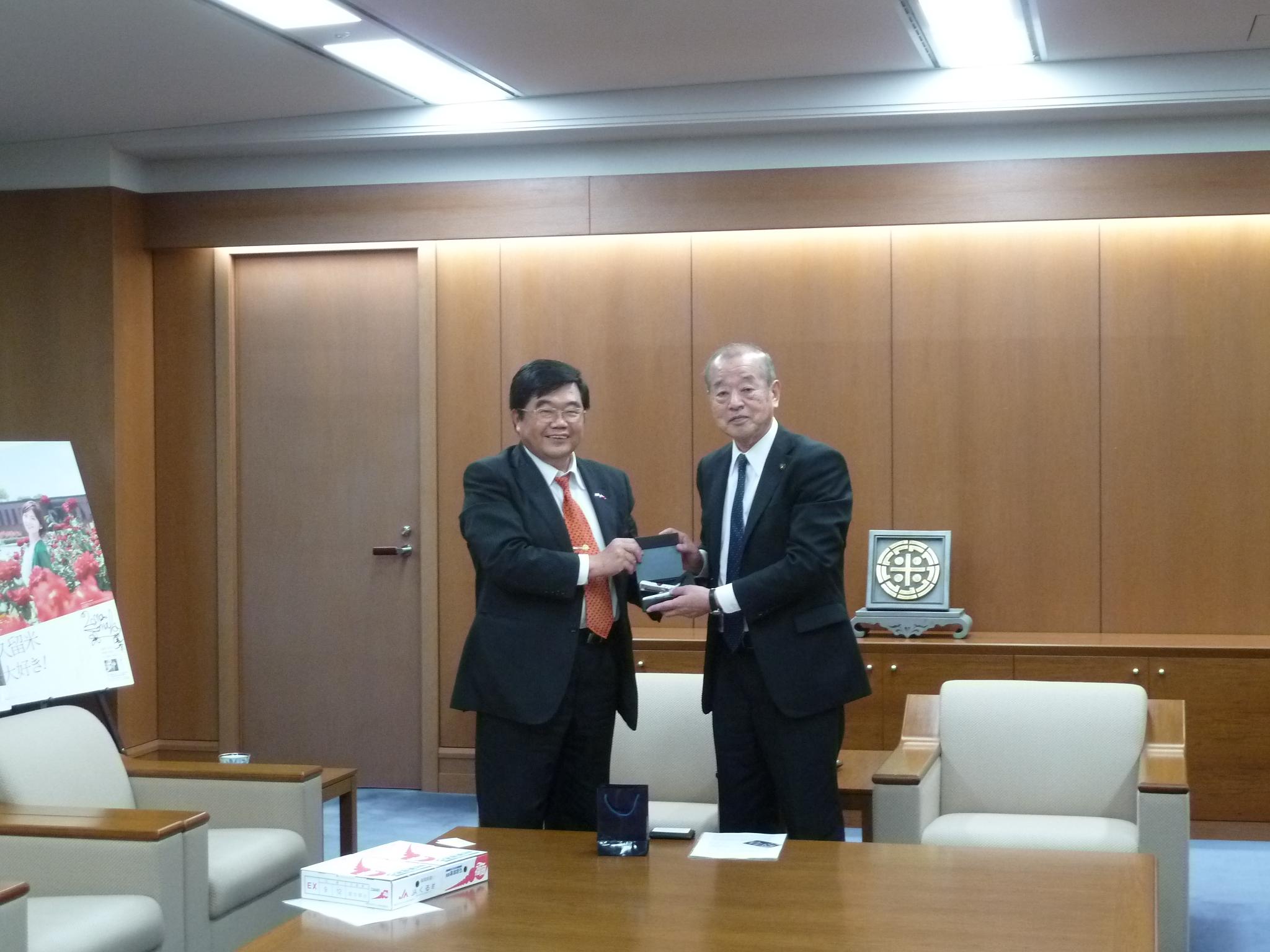 久留米市楢原利則市長（右）