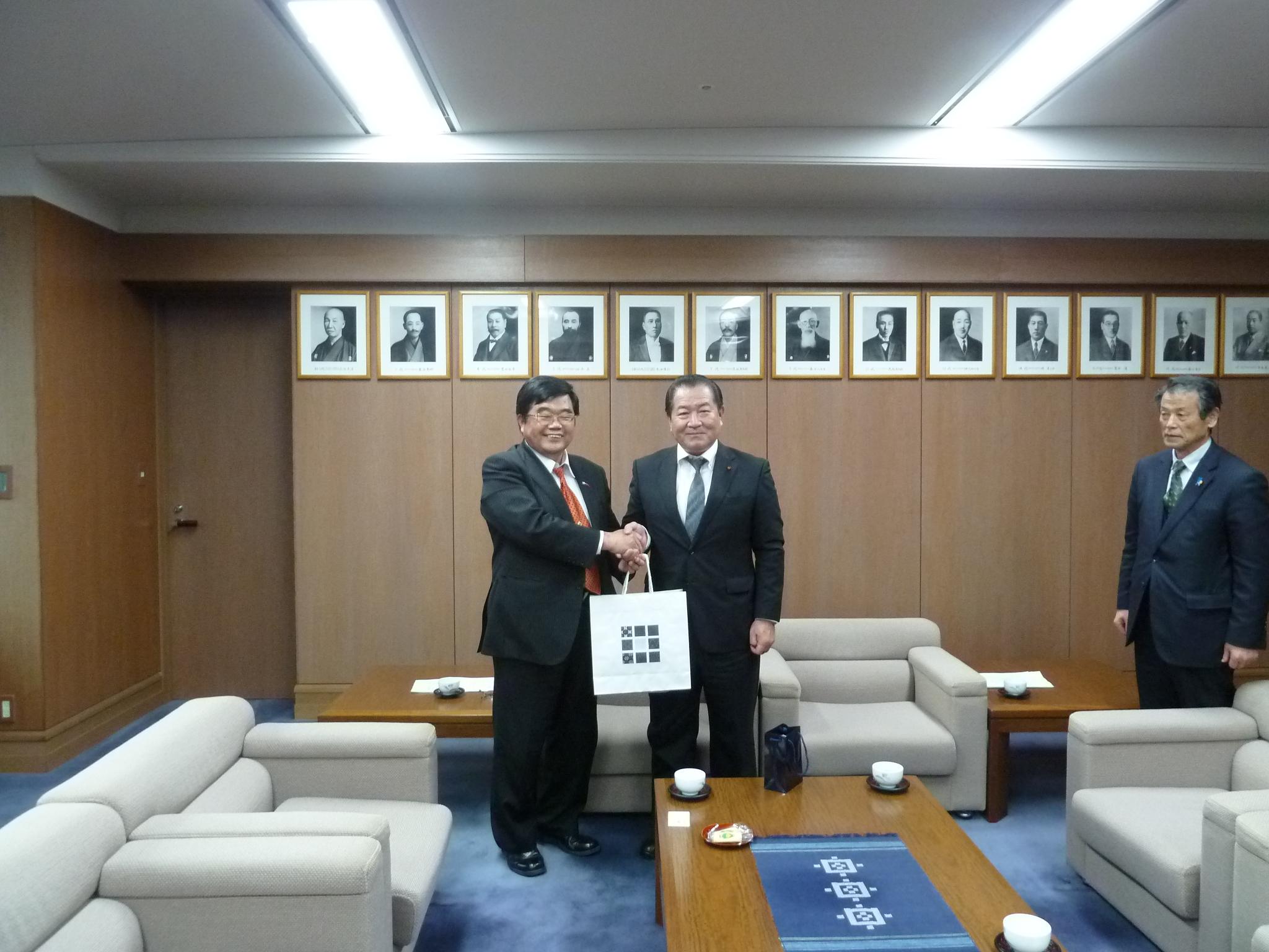 久留米市議会別府好幸議長（右）