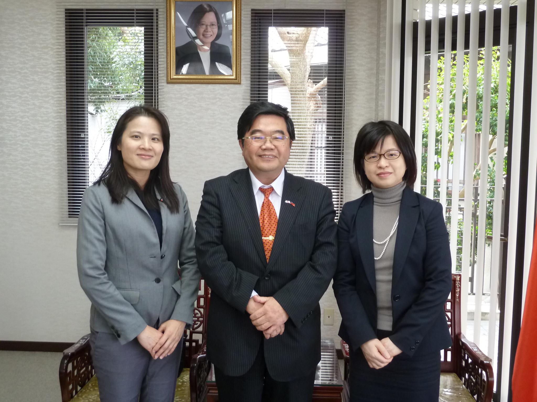 台湾観光協会大阪事務所王紹旬所長(左)