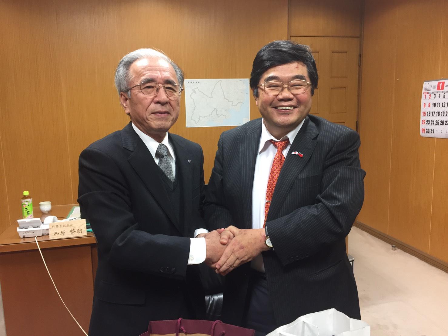 大分県杵築市副市長西原繁朝（左）