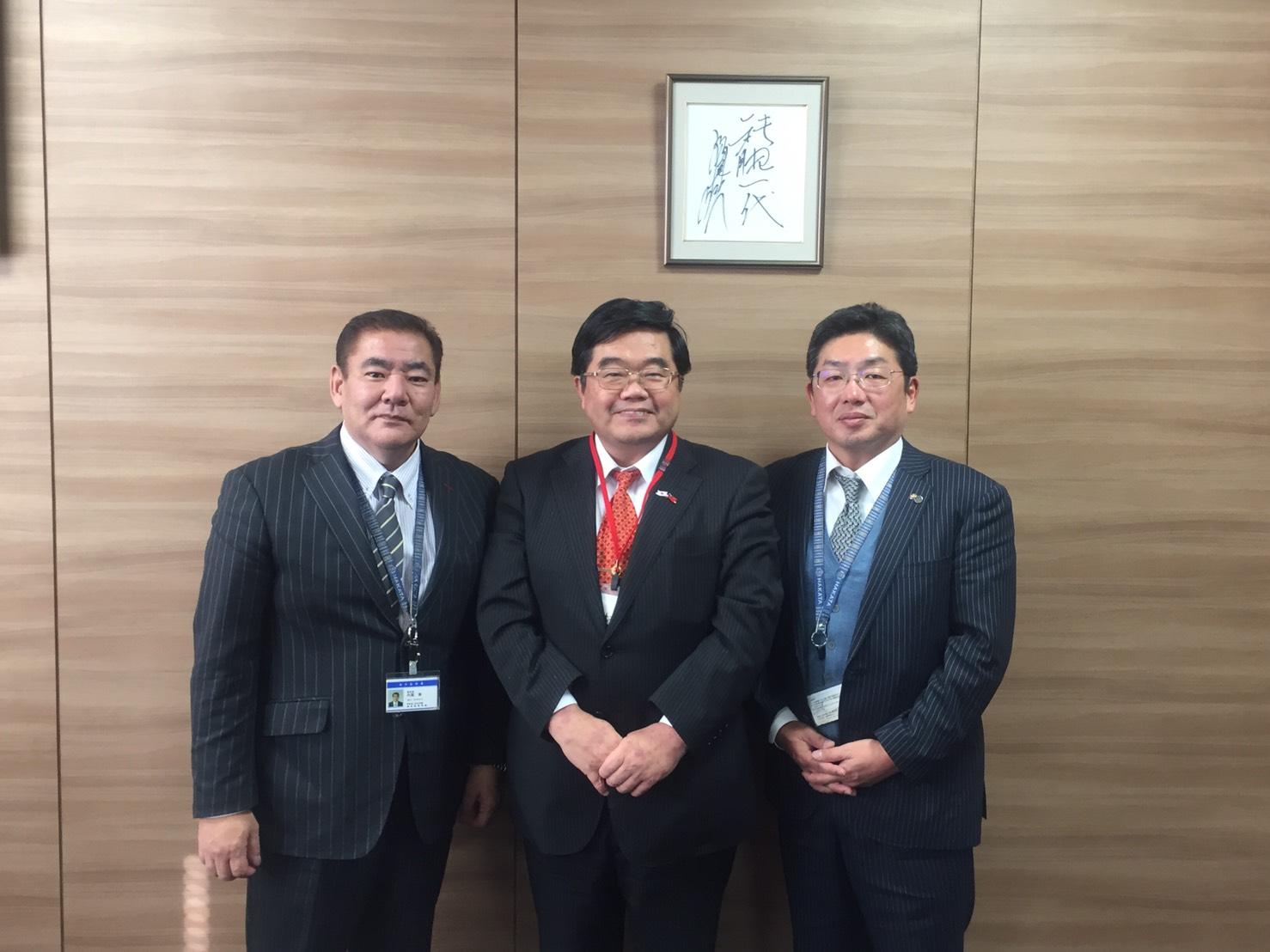 学校法人博多学園八尋太郎理事長(右)