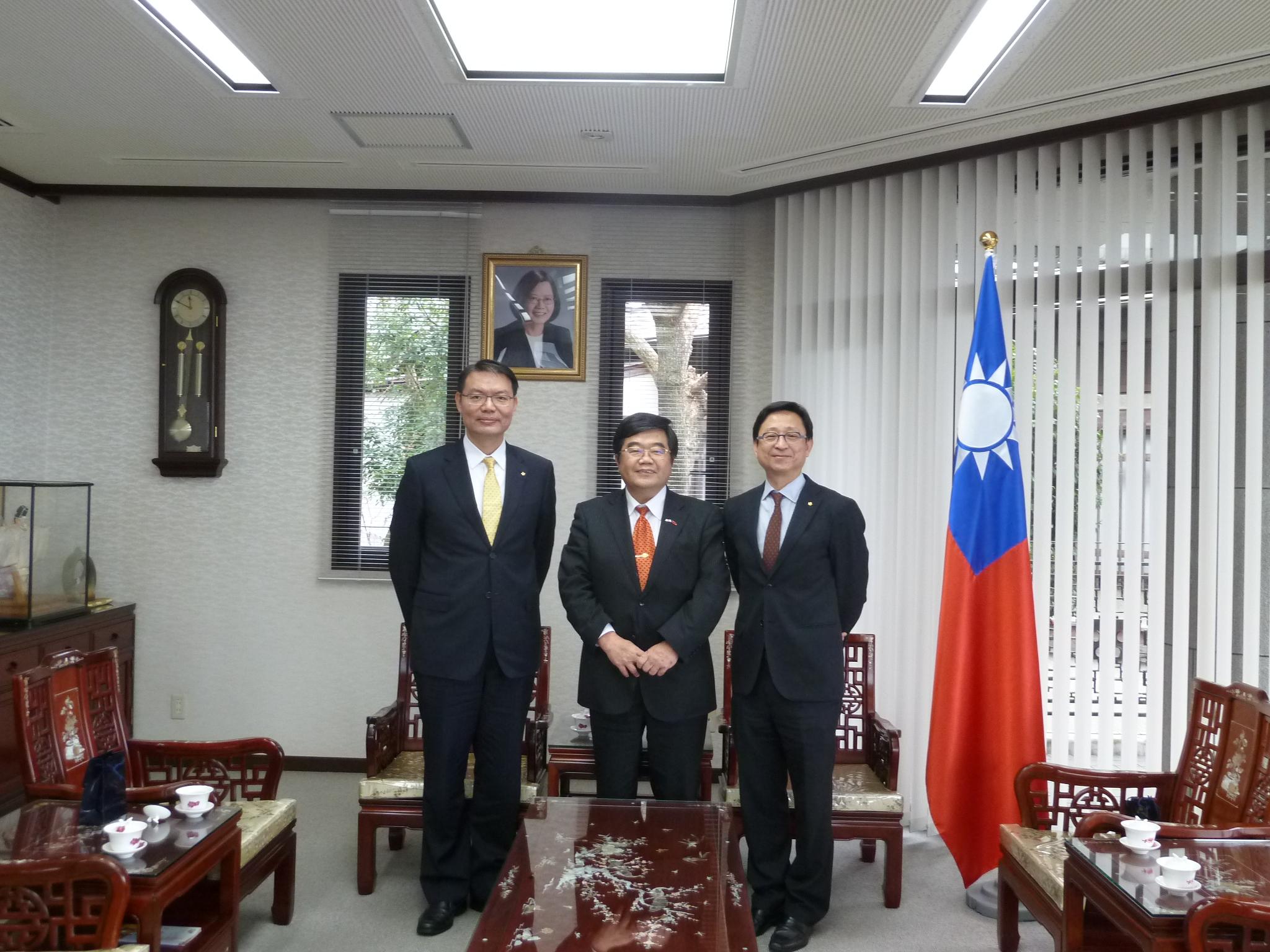 中華航空福岡支店葉進福新しい支店長（左）、陳中民現支店長（右）