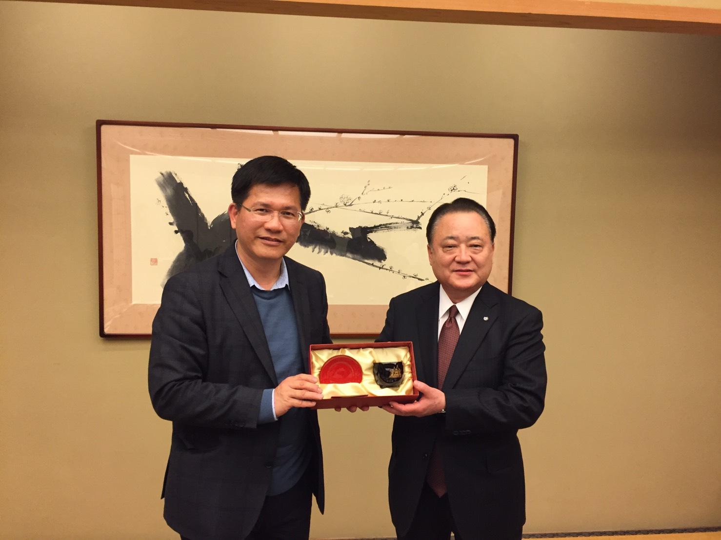 福岡県議会台湾好友議員連盟加地邦雄会長（右）