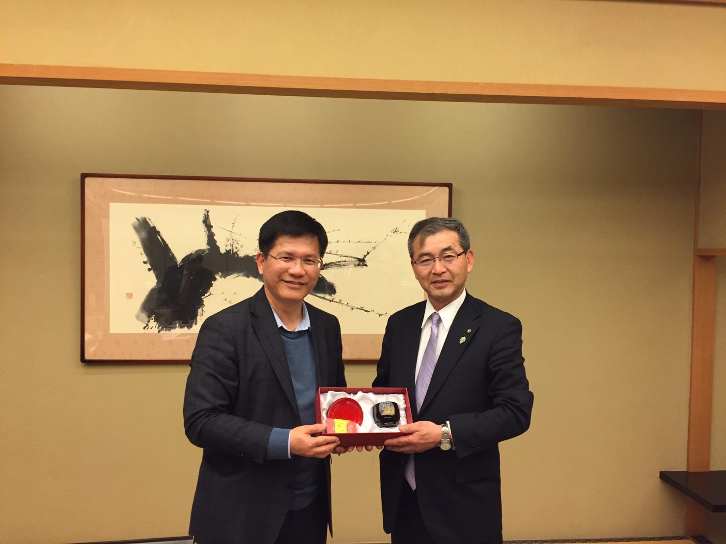 福岡県議会台湾好友議員連盟塩川秀敏事務局長（右）