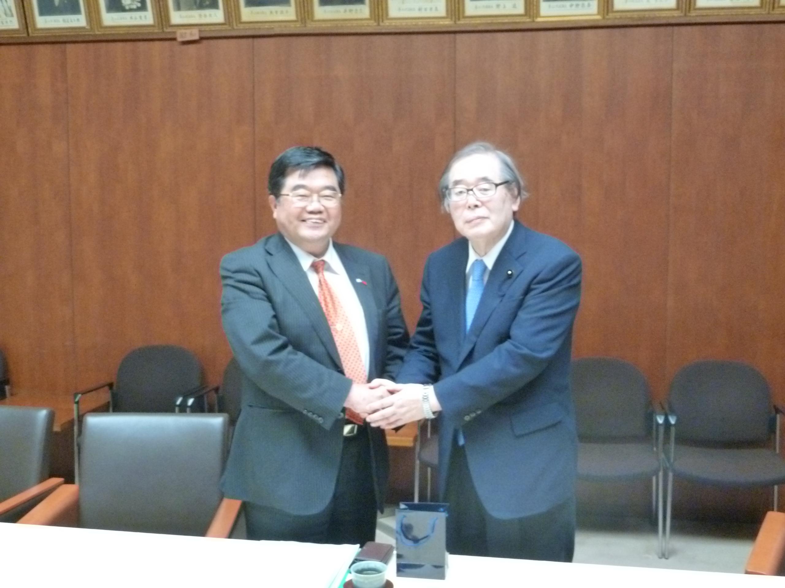 熊本県議会岩下栄一議長（右）