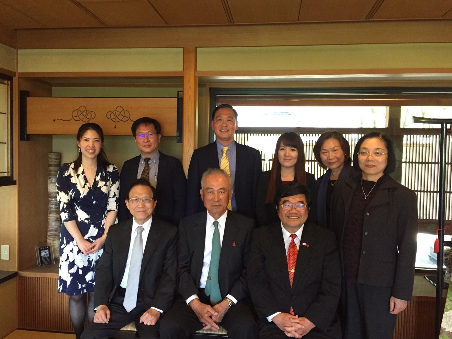 4月18日、中信金融管理学院施光訓校長等一行計5名が戎総領事を表敬訪問した。観山荘にて歓迎昼食会を行った。