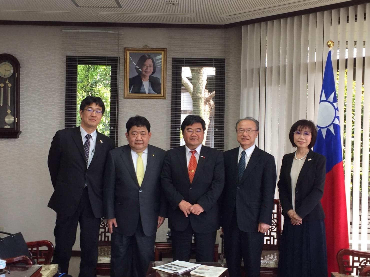 宮崎県産業振興機構緒方哲新任理事長（右二）、冨山幸子常務理事（右一）、新事業支援課伊東睦之課長（左一）、宮崎県福岡事務所川端輝治所長（左二）