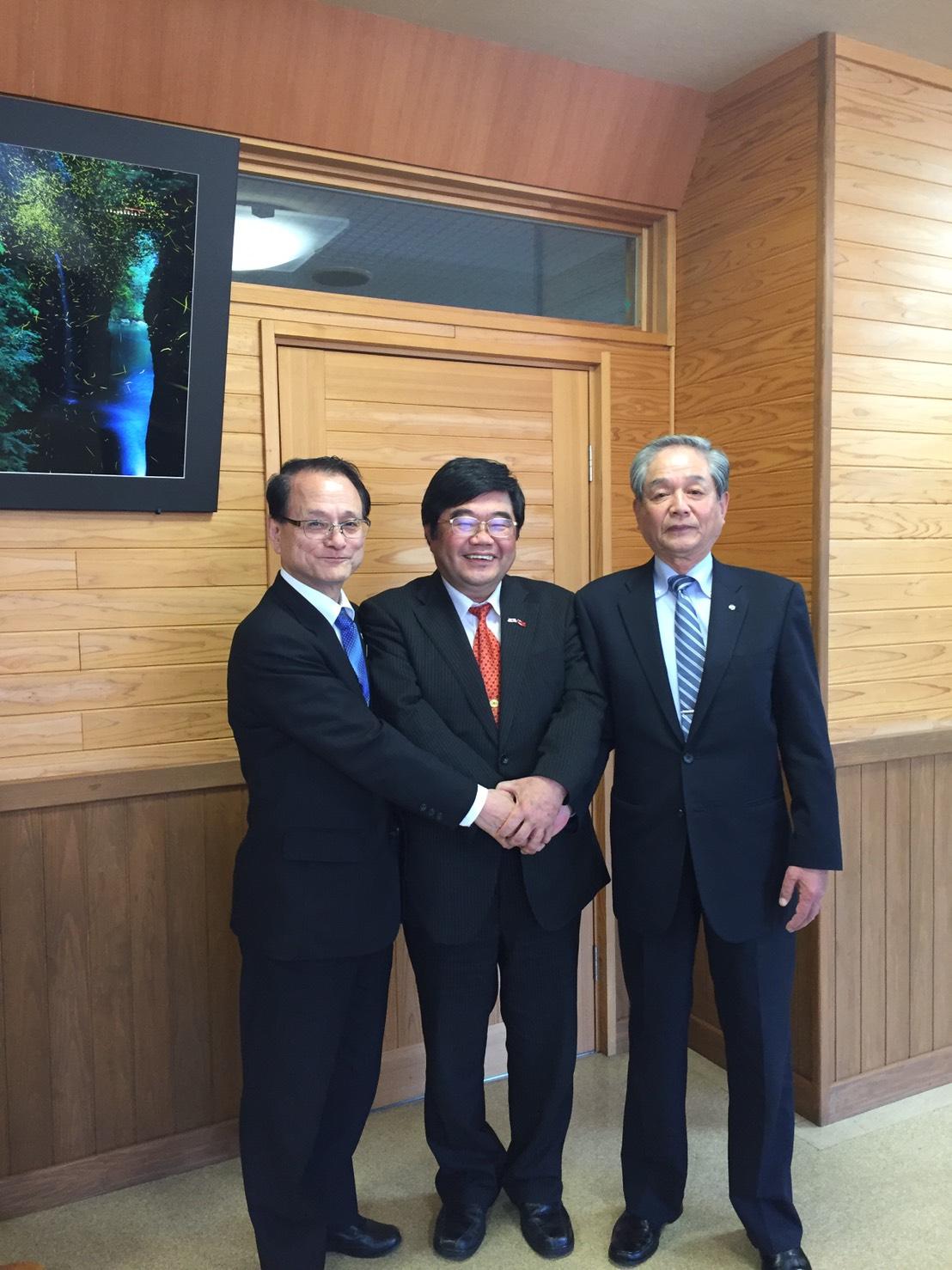 高千穗町內倉信吾町長（右），高千穗観光協会会長佐藤哲章（左）