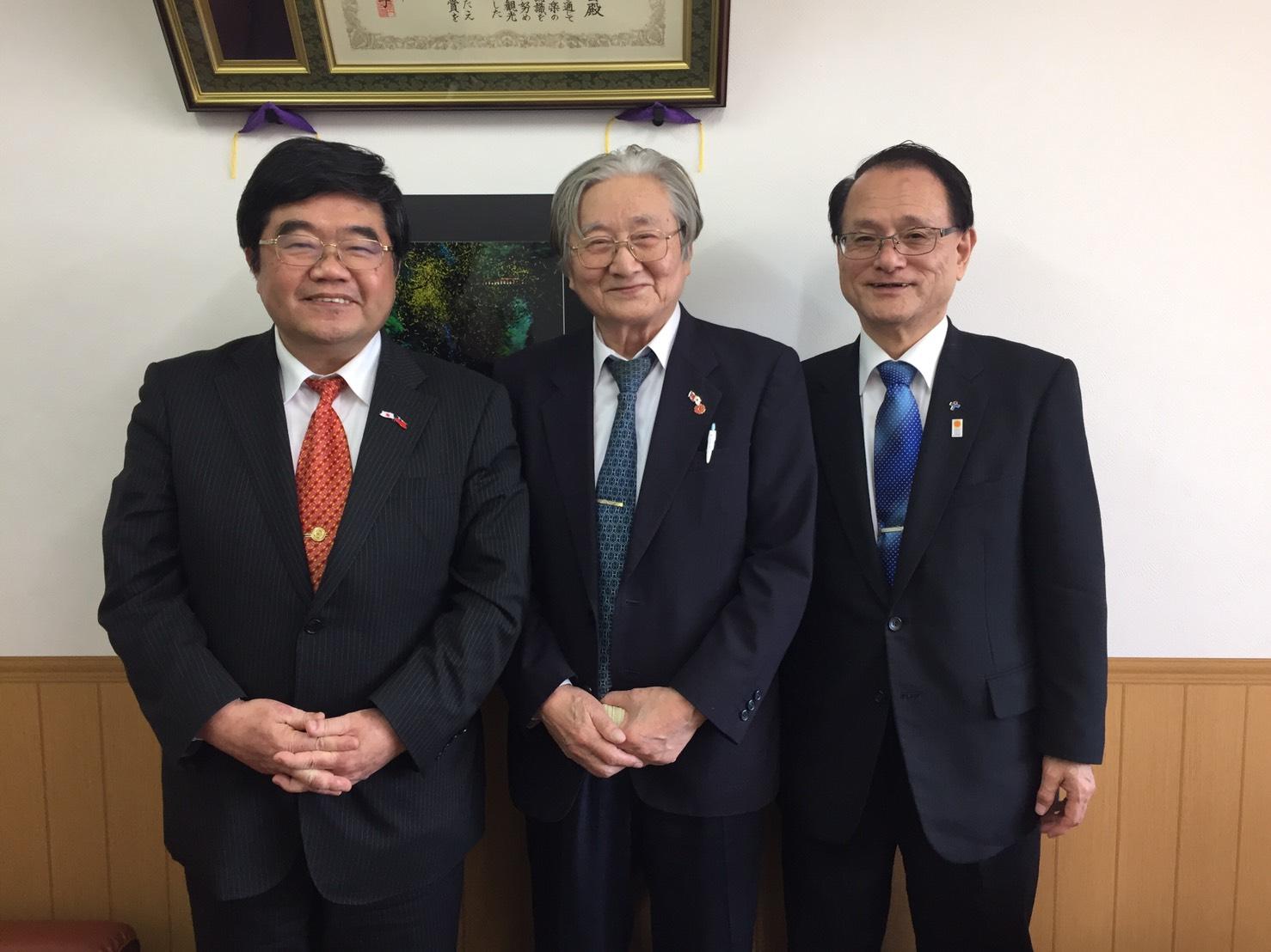 高千穗観光協会佐藤哲章会長（右）、高千穗日華親善協会高橋真二会長（中）