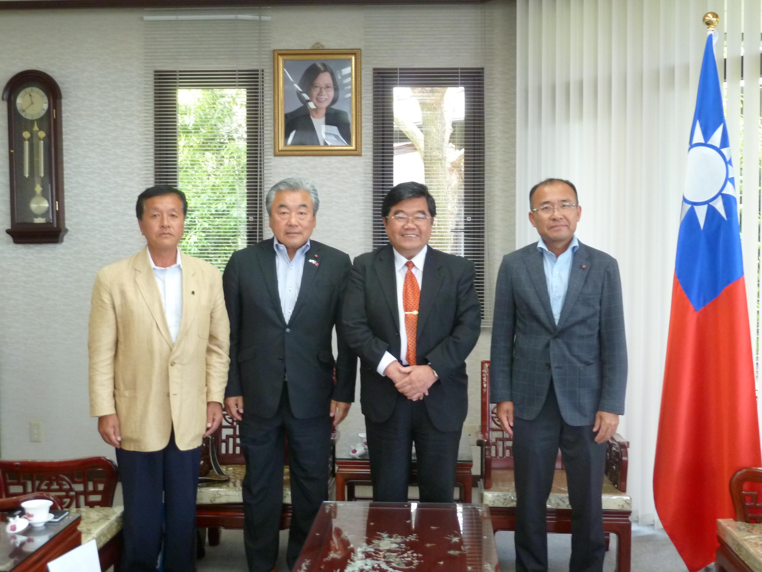 菊池市議会泉田栄一朗議員(左一)