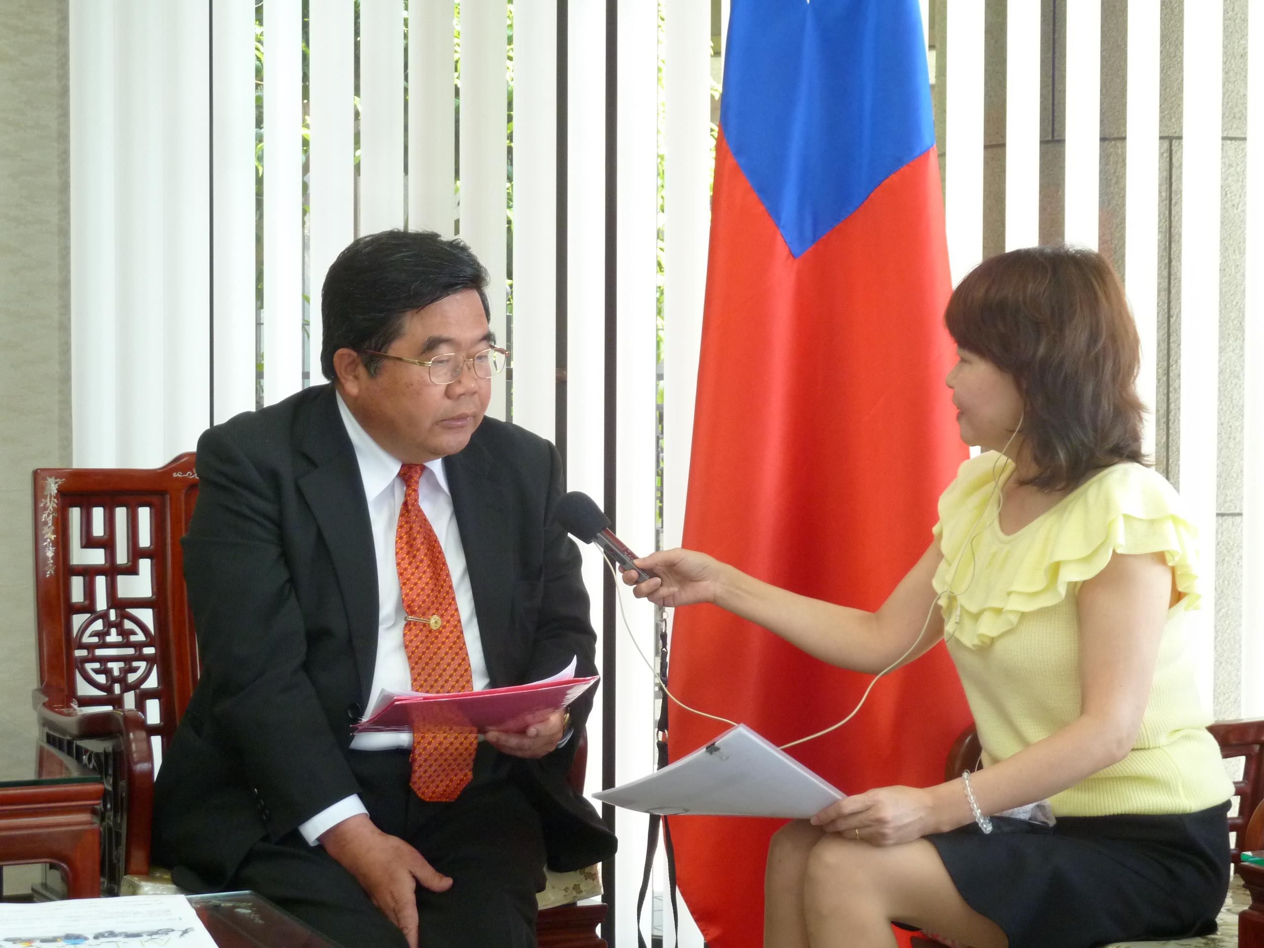 5月11日、戎総領事がRKB每日放送レポータ村上幸子によるインタビュー取材