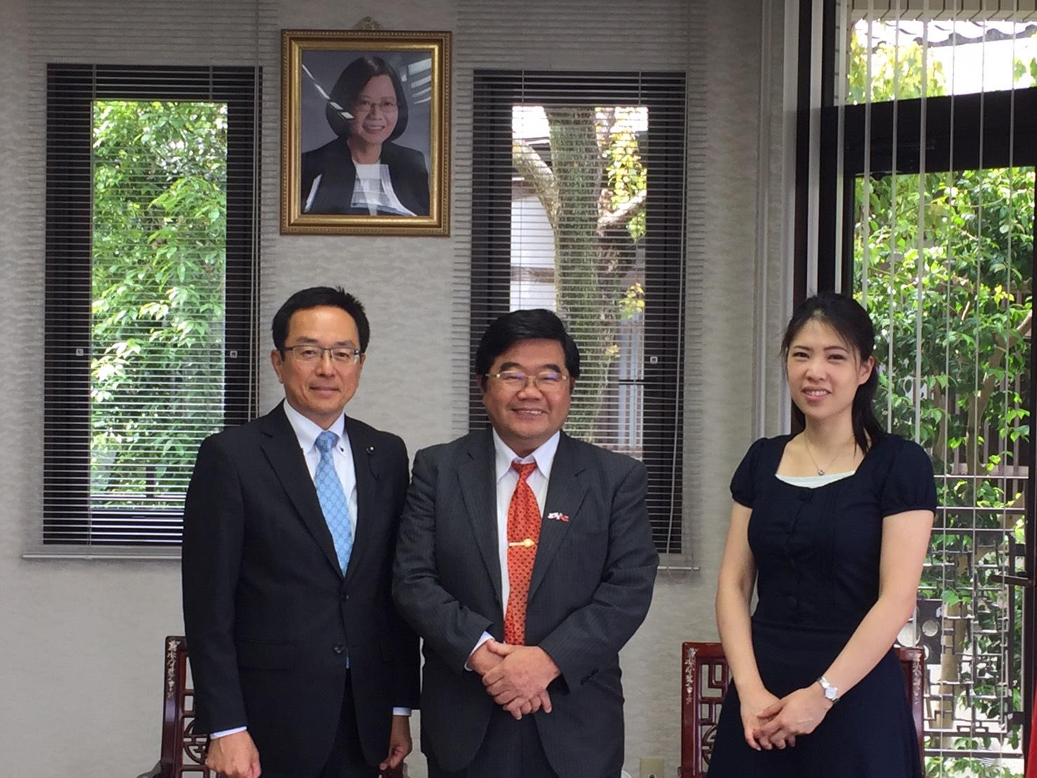 福岡県議会原中誠志議員（左）