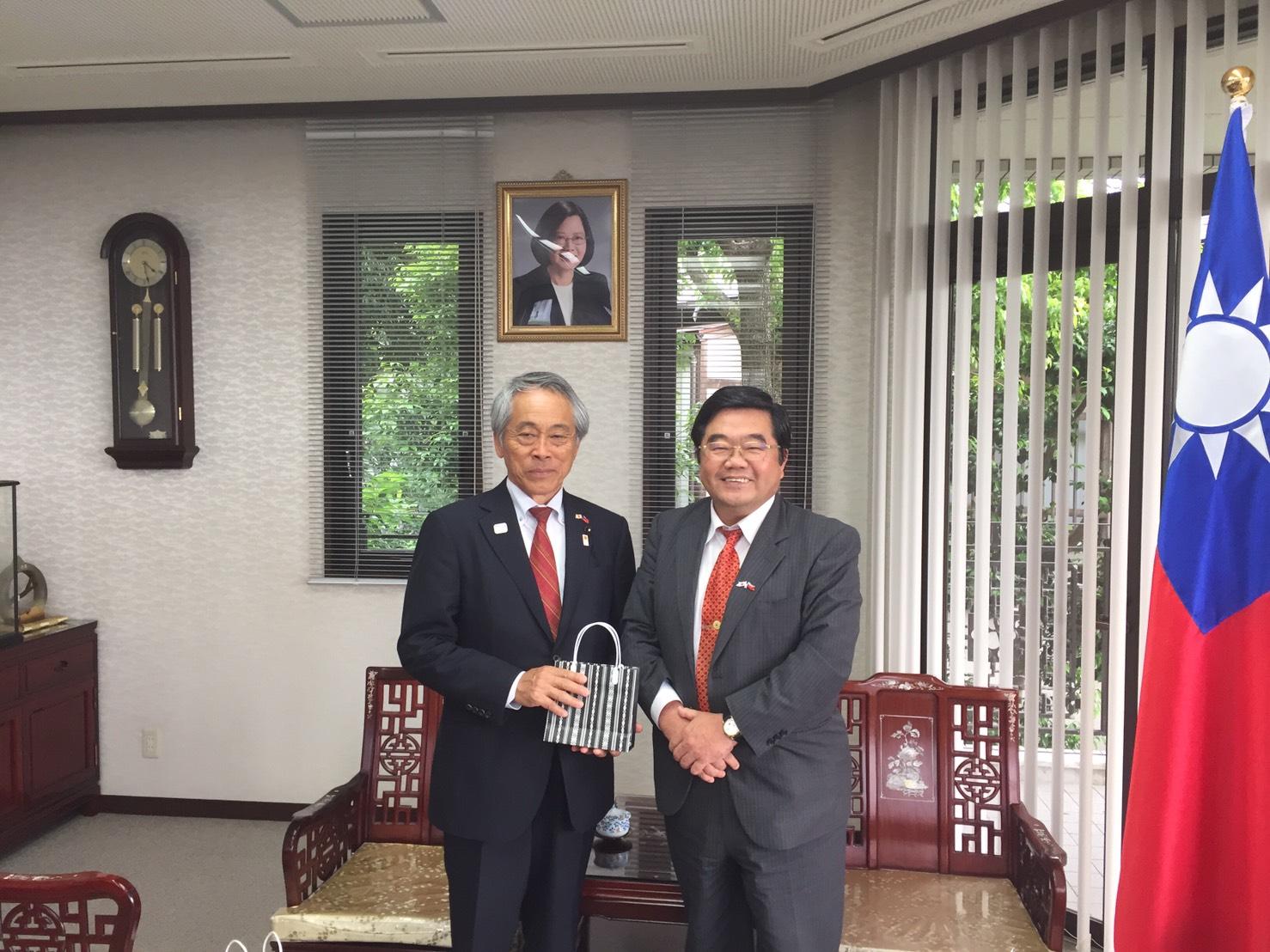 宮崎県議会蓬原正三議長(左)