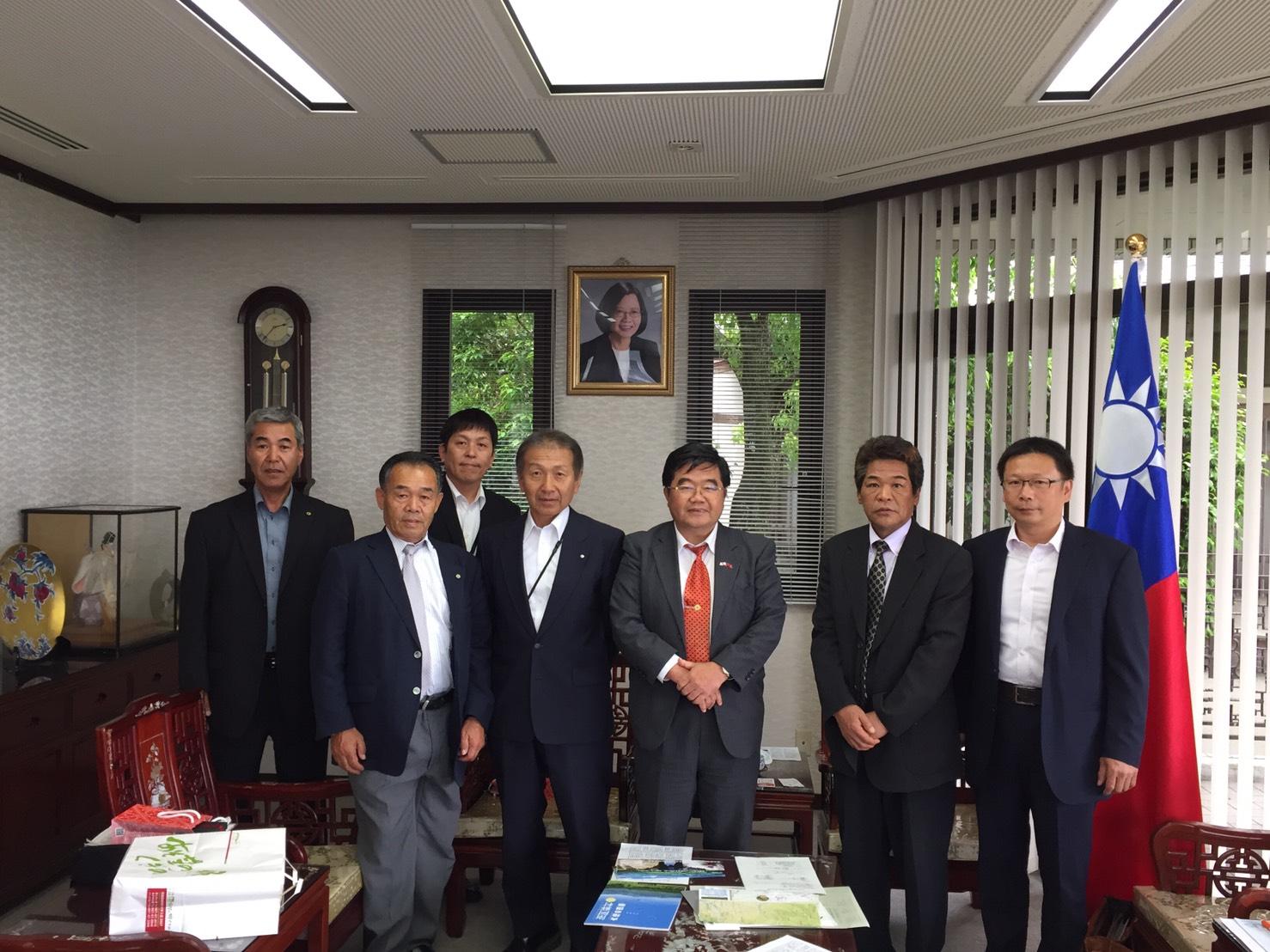 南阿蘇村吉良清一村長（左四）