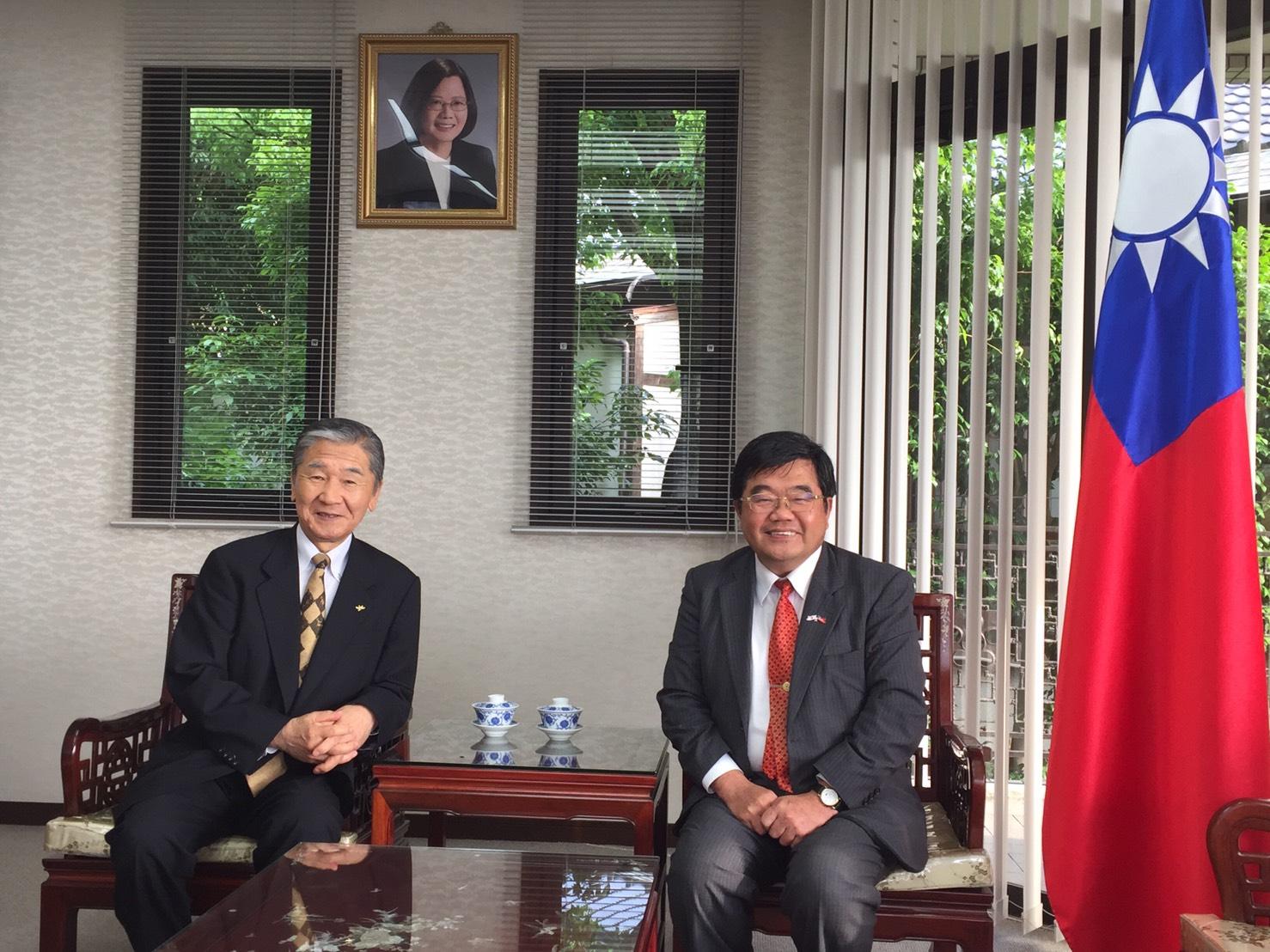 出水市渋谷俊彦市長(左)